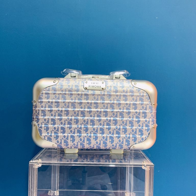 Dior X Rimowa Dior Handheld Cosmetic Case, top quality goods, with original 6 locks! Customized for high-end customers, please see the picture for details, beating all the hot chicken goods in the market, color silverblu