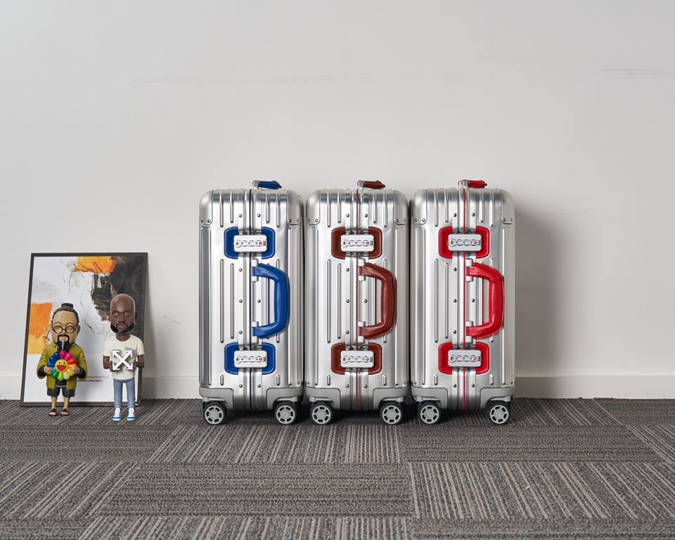 rimowa Germany counter zimmerova aluminum Original2019 new limited edition boarding trolley luggage. The highest version of the market, the handles are wrapped in leather, the market ordinary goods are made of plastic on