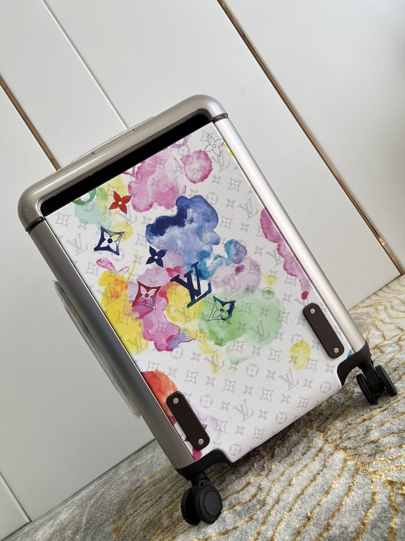 Exclusive Photo Ink White Luggage】The new Horizon luggage revolutionizes Louis Vuitton's legacy with a creative twist. The iconic Monogram canvas is embellished with travel appliqués that harken back to the brand's herit