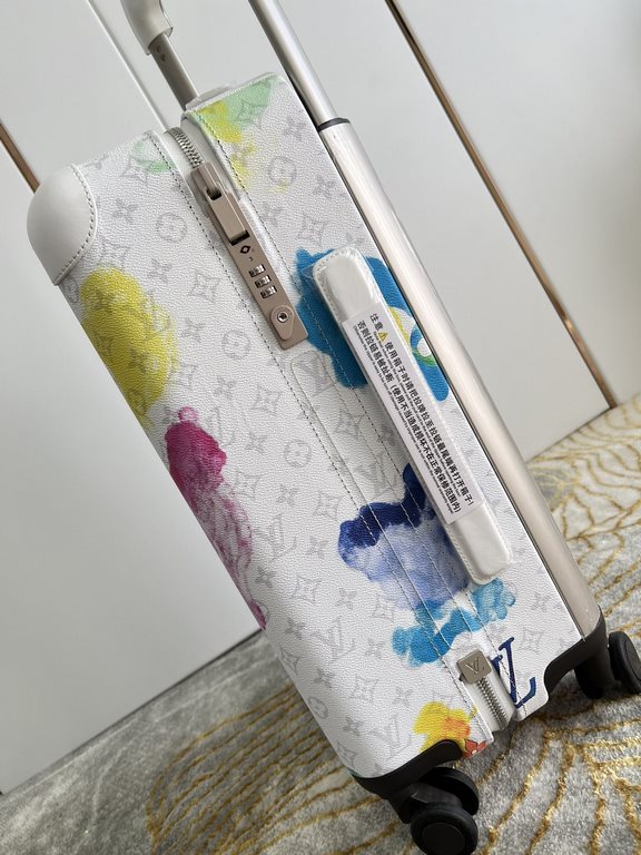 Exclusive Photo Ink White Luggage】The new Horizon luggage revolutionizes Louis Vuitton's legacy with a creative twist. The iconic Monogram canvas is embellished with travel appliqués that harken back to the brand's herit