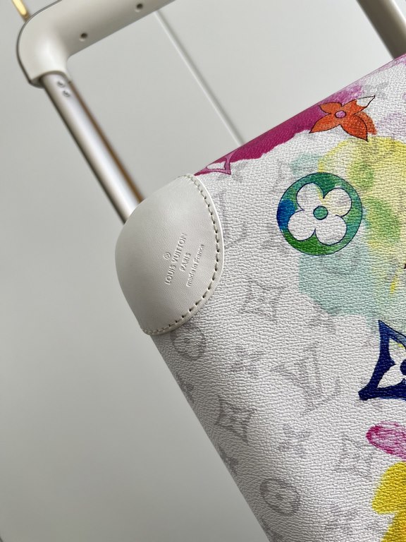 Exclusive Photo Ink White Luggage】The new Horizon luggage revolutionizes Louis Vuitton's legacy with a creative twist. The iconic Monogram canvas is embellished with travel appliqués that harken back to the brand's herit