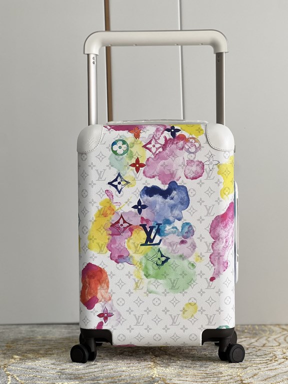 Exclusive Photo Ink White Luggage】The new Horizon luggage revolutionizes Louis Vuitton's legacy with a creative twist. The iconic Monogram canvas is embellished with travel appliqués that harken back to the brand's herit