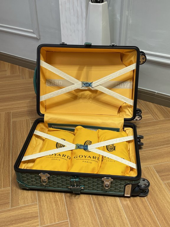 goyard has always been committed to the classic heritage of travel products. This boarding box is also the classic work of goyard. It is also the highest peak of retro sophistication, which can feel the exquisite workman