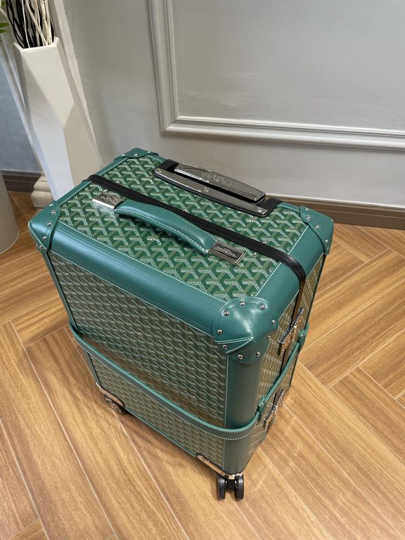 goyard has always been committed to the classic heritage of travel products. This boarding box is also the classic work of goyard. It is also the highest peak of retro sophistication, which can feel the exquisite workman