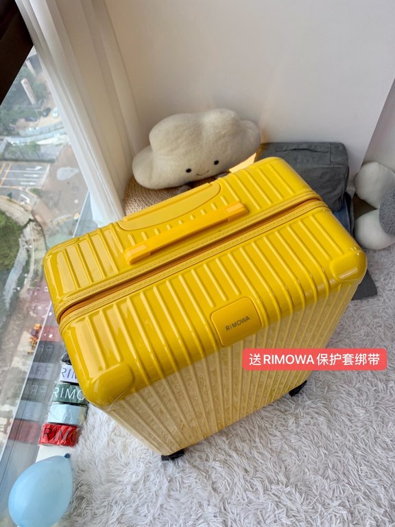 [Oilfield Gold] RIMOWA Zhimowa new color suitcase, easy to use the same Essential series, colorful, enjoy the journey. Using the national universal TSA customs lock, upgraded version of the simple logo fashion high-end, 