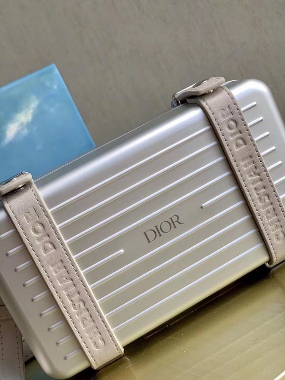 × RIMOWA small boxThis design can definitely attract girls' attention instantly, and the two rings on the side of the small suitcase are also equipped with leather accessories.The      font is embossed on the top, adding