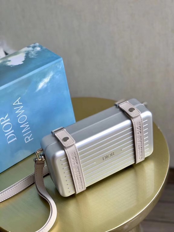 × RIMOWA small boxThis design can definitely attract girls' attention instantly, and the two rings on the side of the small suitcase are also equipped with leather accessories.The      font is embossed on the top, adding