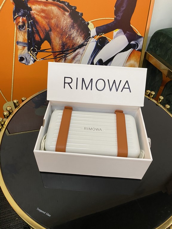 RIMOWA #Crossbody Clutch Bag Collectionpersonal series is proud to present vertical crossbody bag, it's small details are really great, the exterior is made of polycarbonate and luggageessential colors complement each ot