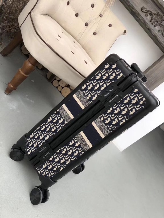 Dijia LuggageHigh-end TravelingVintage chic.It's really well loaded. It's very sophisticated.It's a 20-inch suitcase.