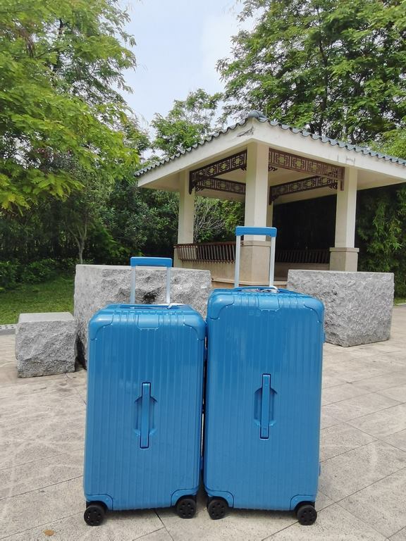 RIMOWA China brand ambassador Song Xi interprets the new color scheme of the Essential Collection from the blue lake swept by flamingos.Taking inspiration from the colorfulA quiet lake blue and a touch of passionate flam