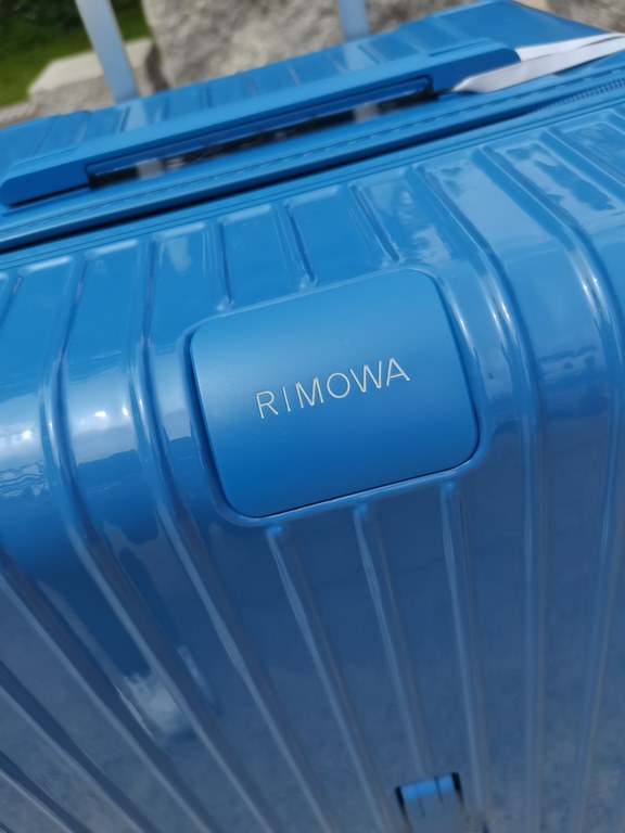 RIMOWA China brand ambassador Song Xi interprets the new color scheme of the Essential Collection from the blue lake swept by flamingos.Taking inspiration from the colorfulA quiet lake blue and a touch of passionate flam