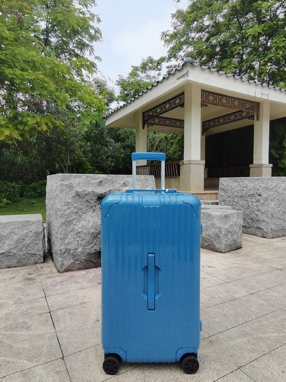 RIMOWA China brand ambassador Song Xi interprets the new color scheme of the Essential Collection from the blue lake swept by flamingos.Taking inspiration from the colorfulA quiet lake blue and a touch of passionate flam