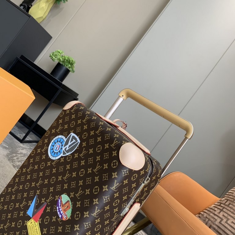 Model No. 01555cm customized limited editionSupport customized signature, can be customized to the patternThis season's Horizon 55cm four-wheeled suitcase is made from Damier Graphite canvas and features a new colorful i