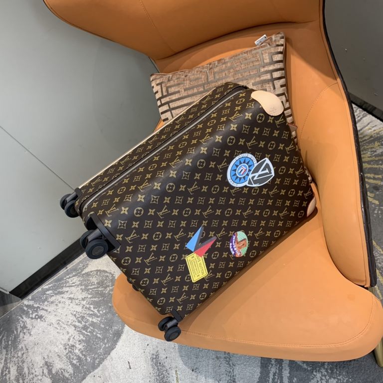 Model No. 01555cm customized limited editionSupport customized signature, can be customized to the patternThis season's Horizon 55cm four-wheeled suitcase is made from Damier Graphite canvas and features a new colorful i