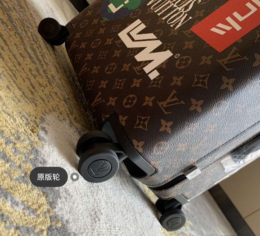 55cmThe new Horizon luggage revolutionizes a legendary classic with individuality and creativity, recalling the brand's heritage of luggage design by embellishing the iconic Monogram canvas with travel appliqués. Leather