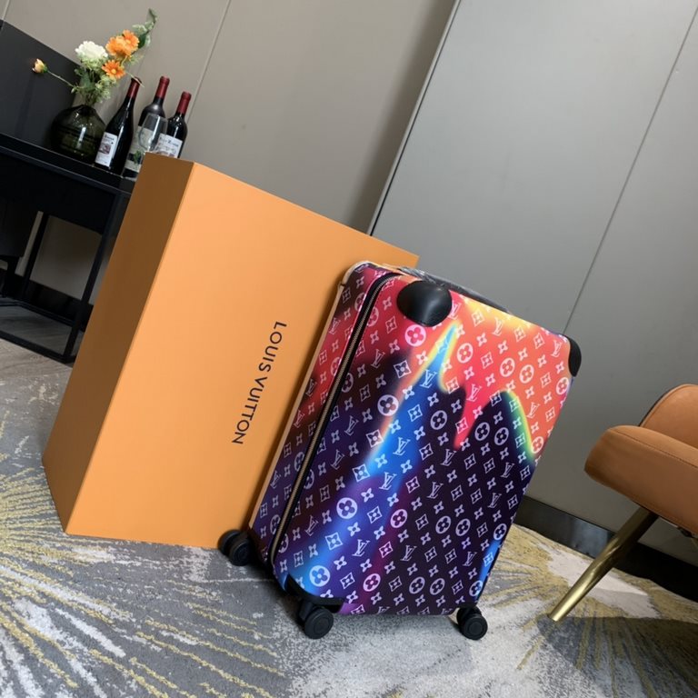 This Horizon 55CM luggage is made of Monogram Sunset canvas and features a bright tie-dye pattern for a beachy look. The external trolley handle creates a spacious interior, while the lightweight design makes boarding ea