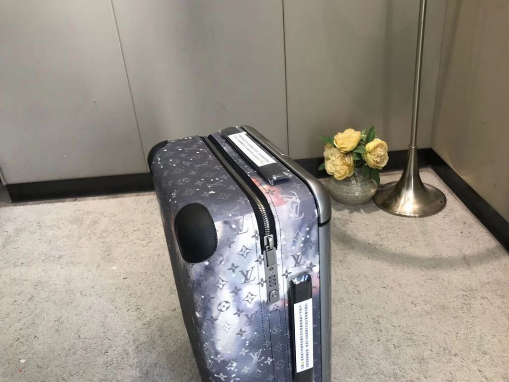 Payable on deliveryThe new Horizon luggage revitalizes Louis Vuitton's legendary heritage with a creative twist. The iconic Monogram canvas is embellished with travel appliqués that harken back to the brand's traditional