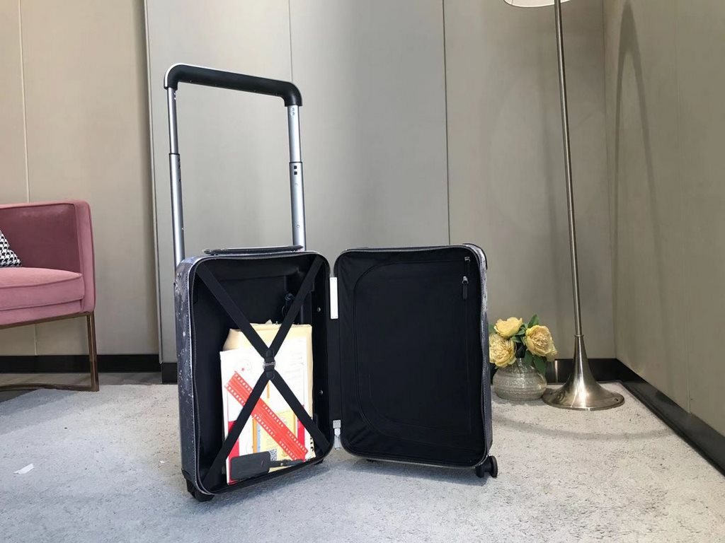 Payable on deliveryThe new Horizon luggage revitalizes Louis Vuitton's legendary heritage with a creative twist. The iconic Monogram canvas is embellished with travel appliqués that harken back to the brand's traditional