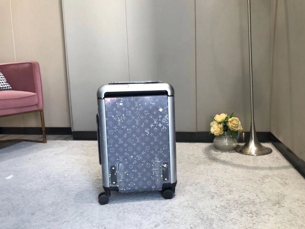 Payable on deliveryThe new Horizon luggage revitalizes Louis Vuitton's legendary heritage with a creative twist. The iconic Monogram canvas is embellished with travel appliqués that harken back to the brand's traditional