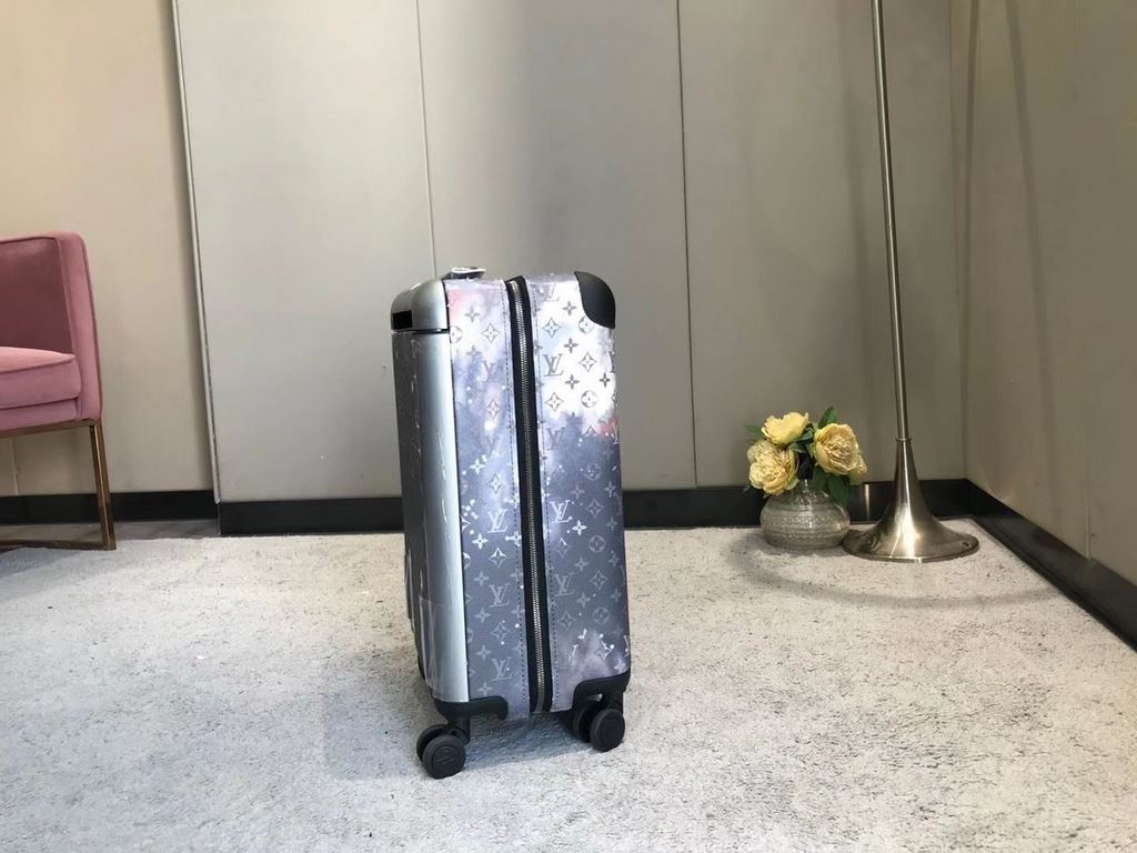 Payable on deliveryThe new Horizon luggage revitalizes Louis Vuitton's legendary heritage with a creative twist. The iconic Monogram canvas is embellished with travel appliqués that harken back to the brand's traditional