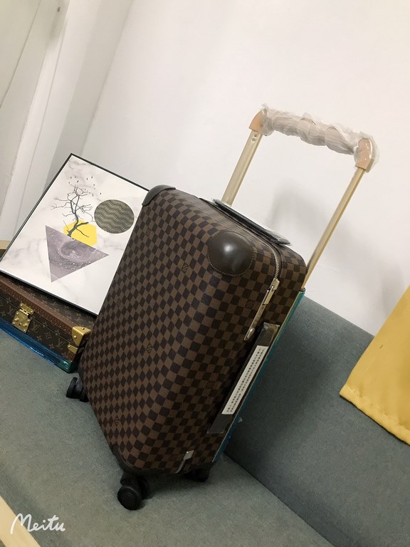 The new Horizon luggage revolutionizes Louis Vuitton's legendary heritage with a creative twist. The iconic Monogram canvas is embellished with travel appliqués that harken back to the brand's traditional luggage design.