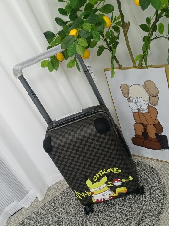 Hagrid's Pikachu modelCapacity 28 liters Weight 2.6kgMaterial Ultra-lightweight Monogram canvas   mesh lining   cowhide leather corners   metal fittings   large external trolley bar