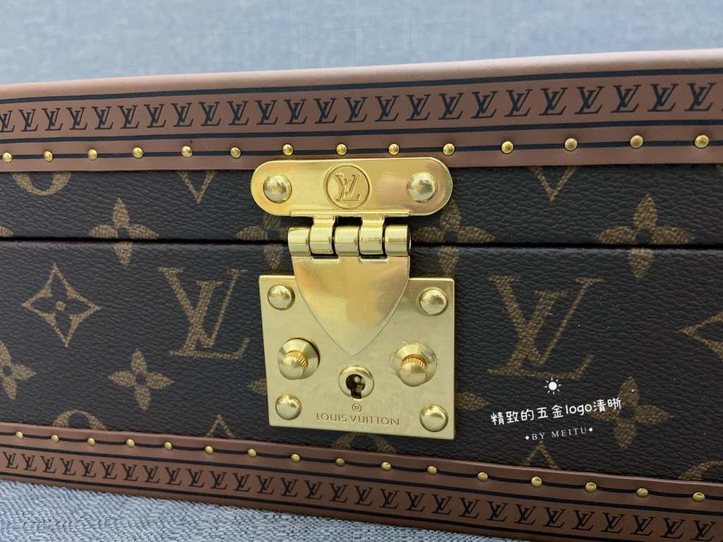 In stock In stock In stockThis 8-watch box is made of classic Monogram canvas. It comes with a removable tray for hiding valuables.-34.018.011.0cm(LWH)-Inside with 8 small bladders for 8 wristwatches -Center spacing into