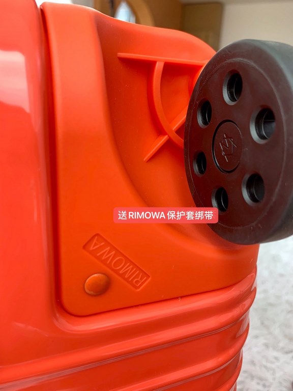 [Coral Orange] RIMOWA Zhimowa new color suitcase, easy to use the same Essential series, colorful, enjoy the journey. Using the national universal TSA customs lock, upgraded version of the simple logo fashion high-end, u