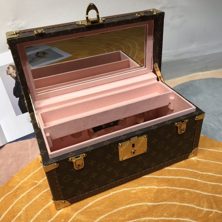 Cosmetic Case with MirrorThe lid of this Monogram canvas makeup case conceals a mirror. The interior is made of washable material and features fourteen bottle holders, making it an ideal accessory for traveling.42.0 x 23