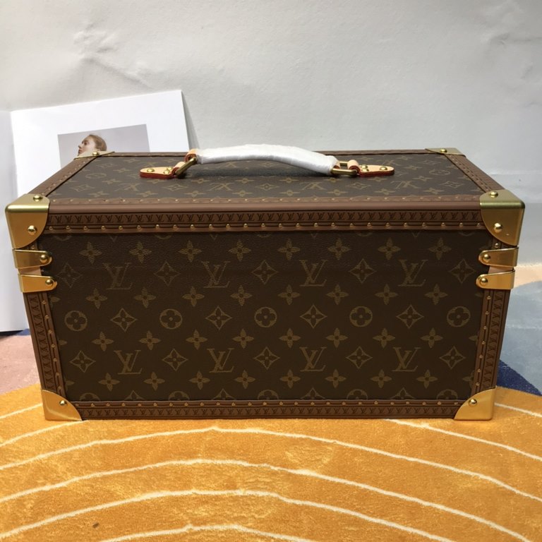 Cosmetic Case with MirrorThe lid of this Monogram canvas makeup case conceals a mirror. The interior is made of washable material and features fourteen bottle holders, making it an ideal accessory for traveling.42.0 x 23