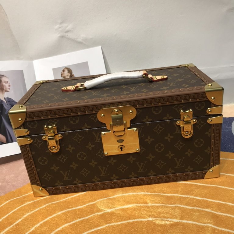 Cosmetic Case with MirrorThe lid of this Monogram canvas makeup case conceals a mirror. The interior is made of washable material and features fourteen bottle holders, making it an ideal accessory for traveling.42.0 x 23