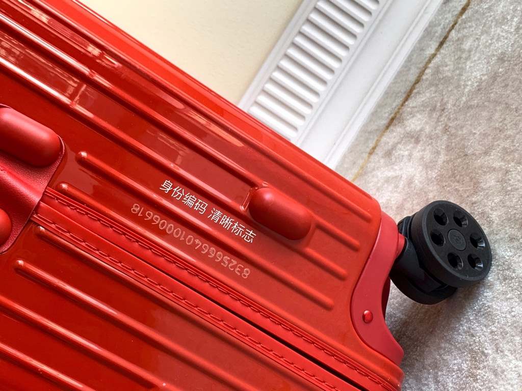 Rimowa Trolley caseluggageUltra-light pc zipper case, must get the same high value trolley case of YiYiChixi! Rimowa Essential new color collection! When you're young, you need to look good to travel!  Free Rimowa StrapM