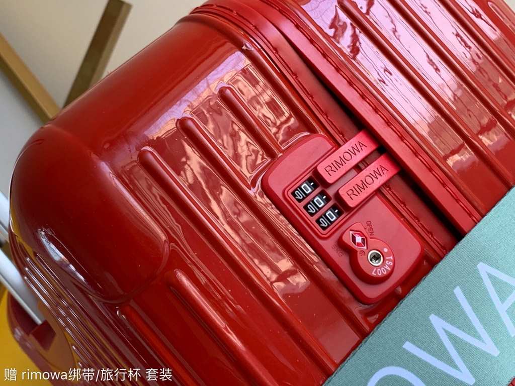 Rimowa Trolley caseluggageUltra-light pc zipper case, must get the same high value trolley case of YiYiChixi! Rimowa Essential new color collection! When you're young, you need to look good to travel!  Free Rimowa StrapM