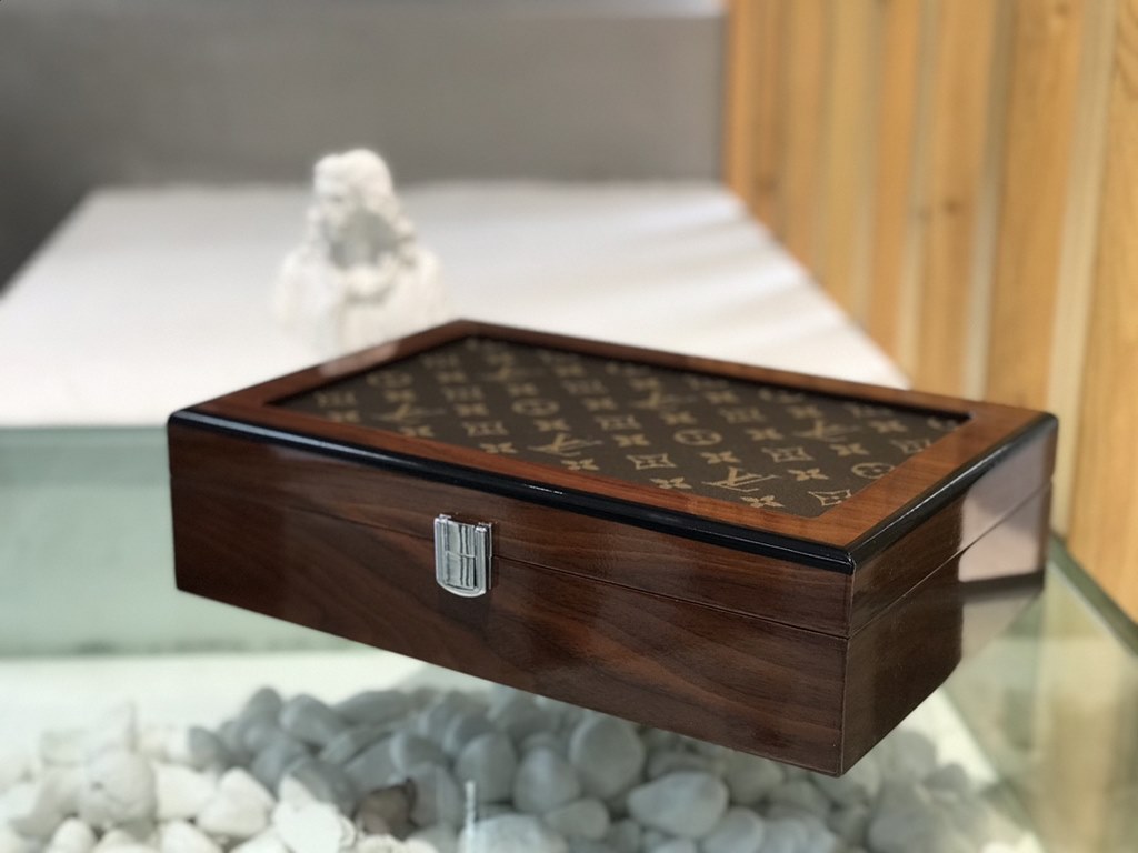 #New Product First Launch #1 Compartment Lid Solid Wooden Multifunctional Watch Box  carefully developed and uniquely crafted.#Exclusive customized background #(Impeccable)  Size  25228.5Weight ：1.8kg