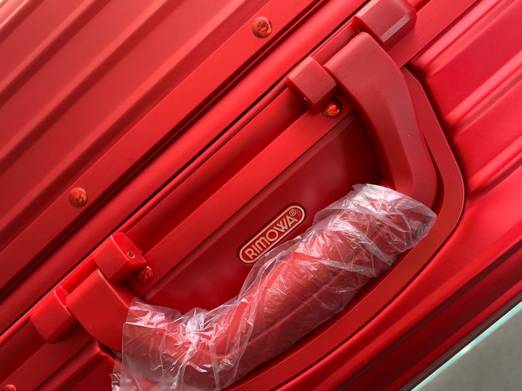 Supreme X Rimowa co-branded modelsSupreme X Rimowa pair of oxidized version1）Super oxide version is oxidized on the case, it can't be removed by tearing the buckle.(2) The aluminum handle is marked with an abrasive, not 