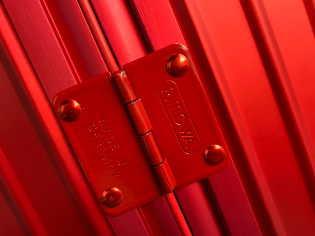 Supreme X Rimowa co-branded modelsSupreme X Rimowa pair of oxidized version1）Super oxide version is oxidized on the case, it can't be removed by tearing the buckle.(2) The aluminum handle is marked with an abrasive, not 