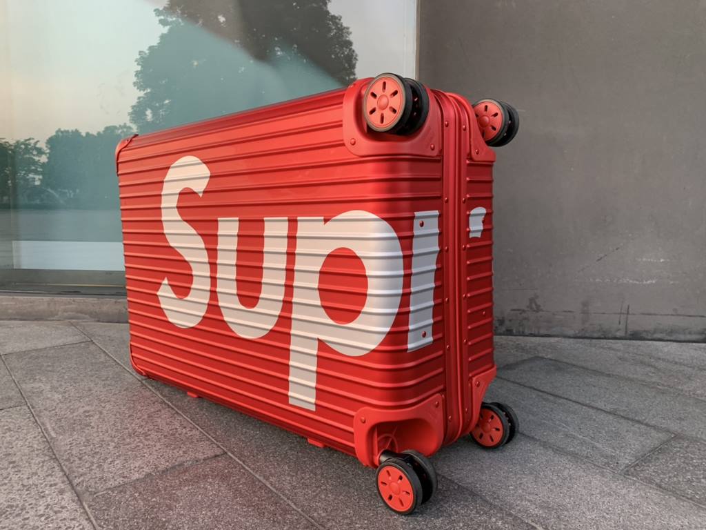 Supreme X Rimowa co-branded modelsSupreme X Rimowa pair of oxidized version1）Super oxide version is oxidized on the case, it can't be removed by tearing the buckle.(2) The aluminum handle is marked with an abrasive, not 