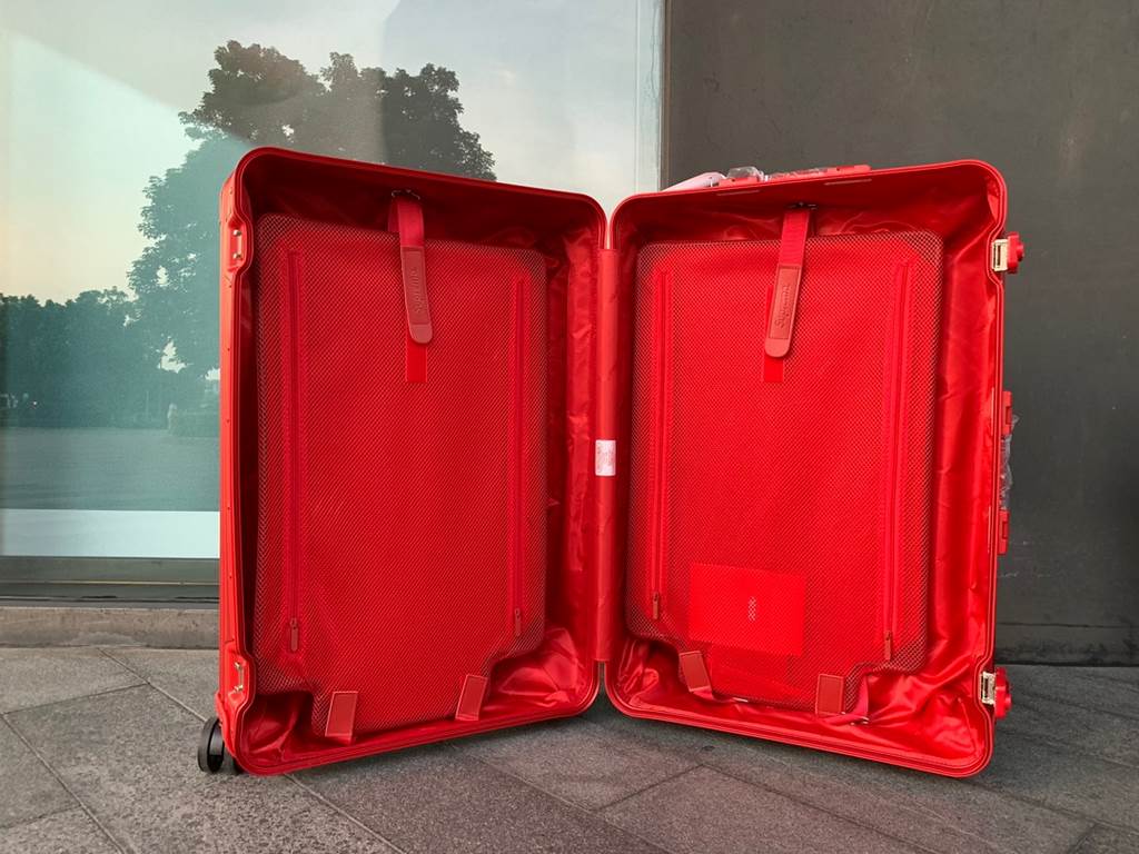 Supreme X Rimowa co-branded modelsSupreme X Rimowa pair of oxidized version1）Super oxide version is oxidized on the case, it can't be removed by tearing the buckle.(2) The aluminum handle is marked with an abrasive, not 