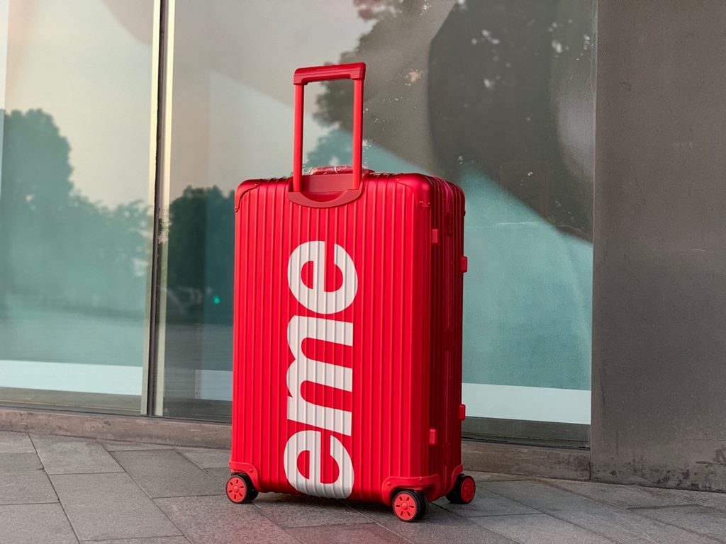 Supreme X Rimowa co-branded modelsSupreme X Rimowa pair of oxidized version1）Super oxide version is oxidized on the case, it can't be removed by tearing the buckle.(2) The aluminum handle is marked with an abrasive, not 