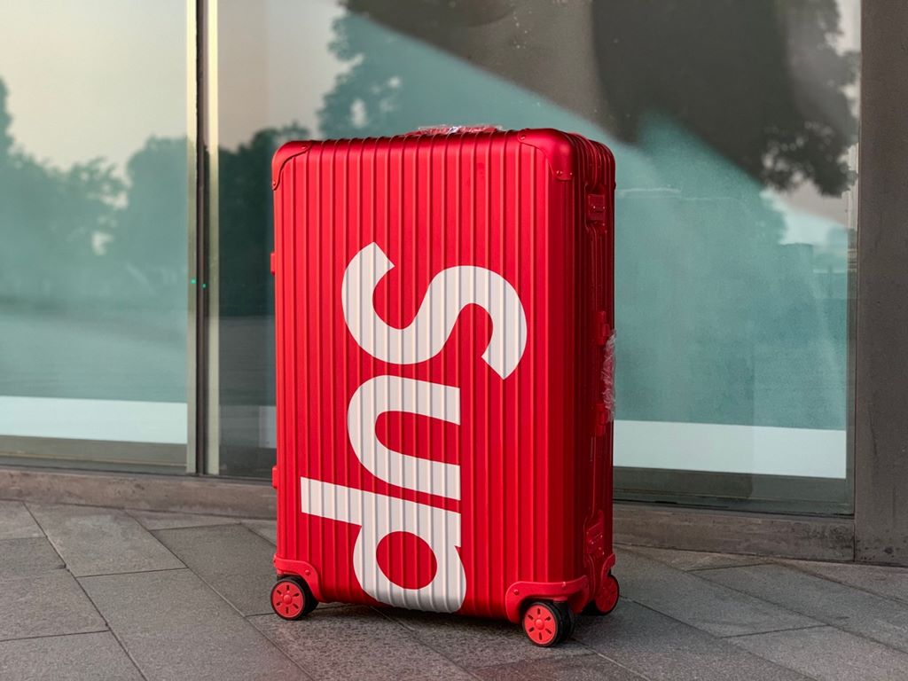 Supreme X Rimowa co-branded modelsSupreme X Rimowa pair of oxidized version1）Super oxide version is oxidized on the case, it can't be removed by tearing the buckle.(2) The aluminum handle is marked with an abrasive, not 