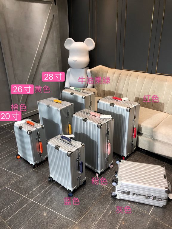 Rimowa Classic CabinDifferent color combinations are also possible