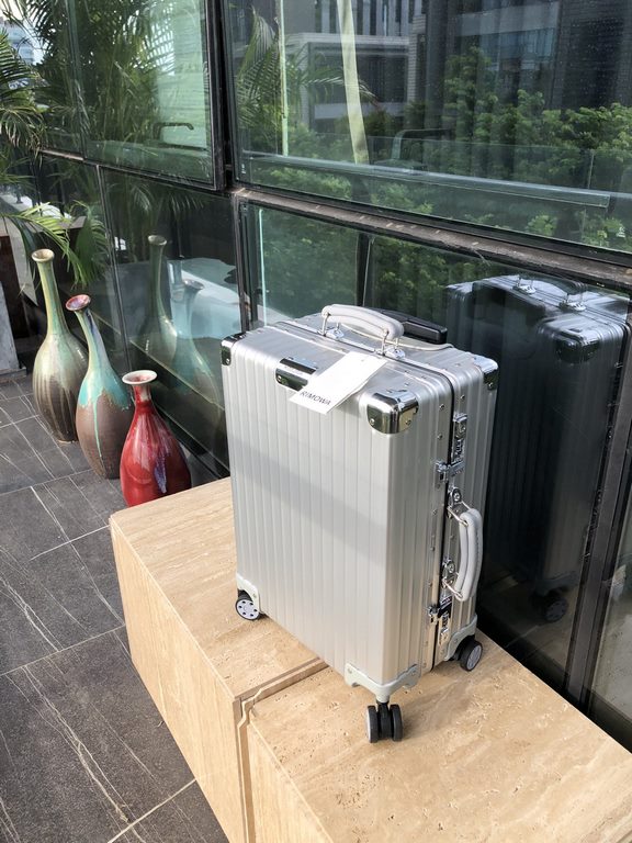 Rimowa Classic CabinDifferent color combinations are also possible