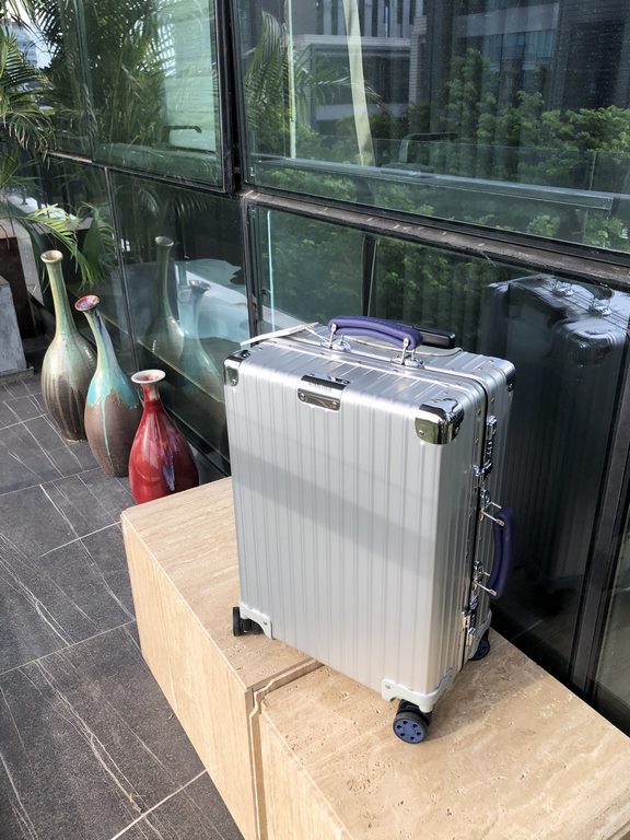 Rimowa Classic CabinDifferent color combinations are also possible