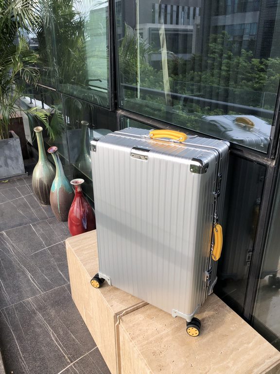 Rimowa Classic CabinDifferent color combinations are also possible