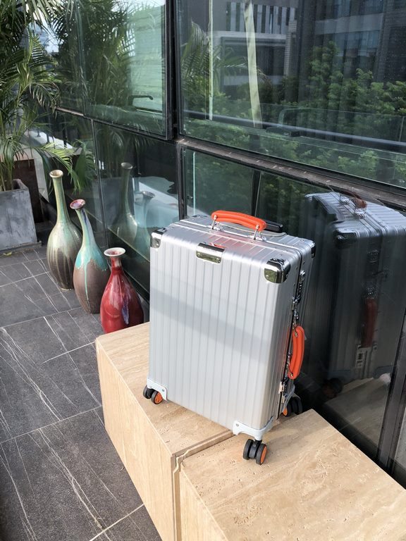 Rimowa Classic CabinDifferent color combinations are also possible