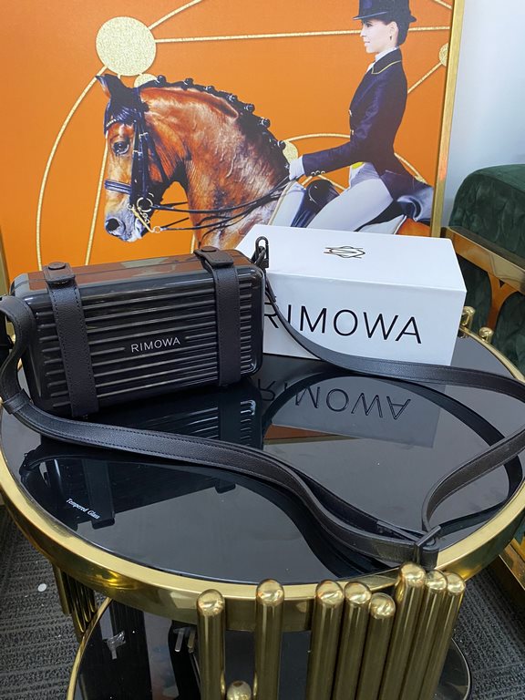 RIMOWA #Crossbody Clutch Bag Collectionpersonal series is proud to present vertical crossbody bag, it's small details are really great, the exterior is made of polycarbonate and luggageessential colors complement each ot