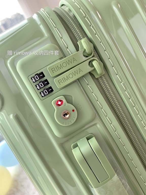 Rimowa Trolley caseluggageUltra-light pc zipper case, must get the same high value trolley case of YiYiChixi! Rimowa Essential new color collection! When you're young, you need to look good to travel! Rimowa Organizer Se