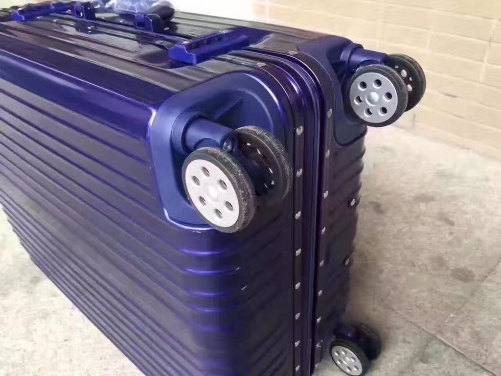 rimowa rimowa suitcase   model number1520pc regular model 秘 combination lock    material ultra-lightweight carbonate polyester material made of   stylish new single trolley handle   infinite trolley handle (can be stoppe