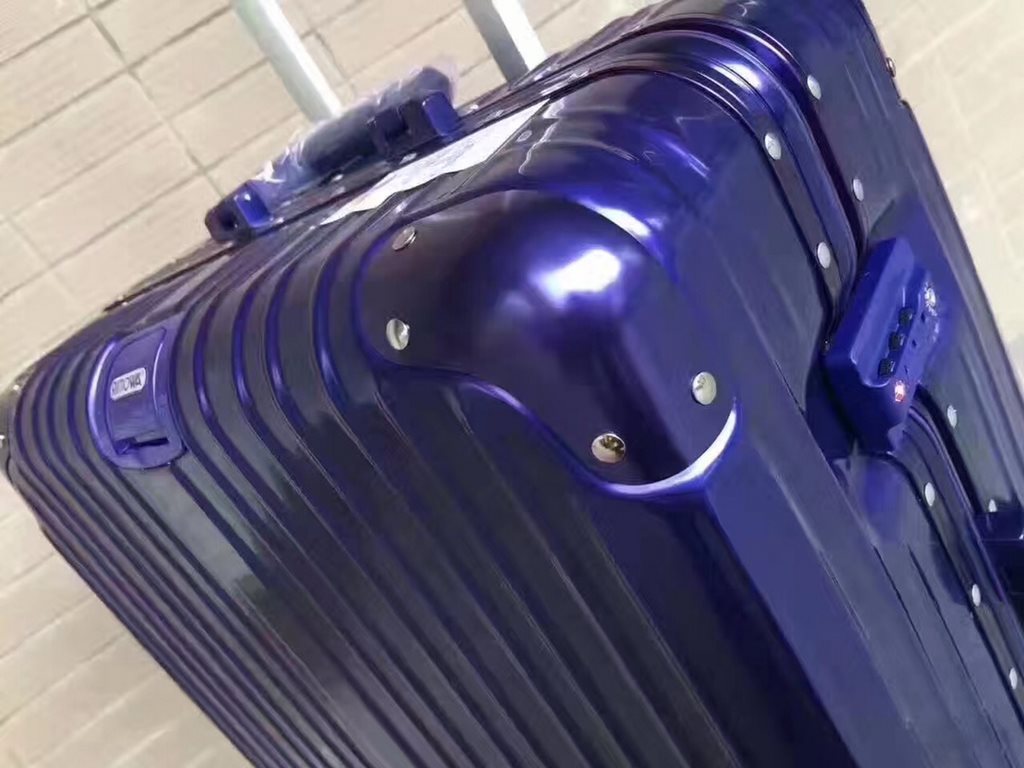 rimowa rimowa suitcase   model number1520pc regular model 秘 combination lock    material ultra-lightweight carbonate polyester material made of   stylish new single trolley handle   infinite trolley handle (can be stoppe