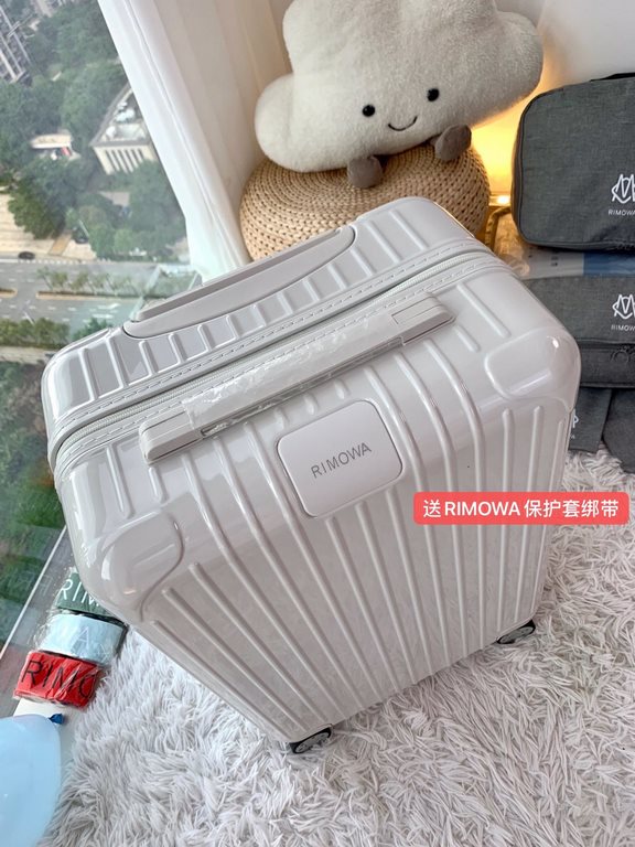 [White] RIMOWA Zhimowa new color suitcase, easy to use the same Essential series, colorful, enjoy the journey. Using the national universal TSA customs lock, upgraded version of the simple logo fashion high-end, universa